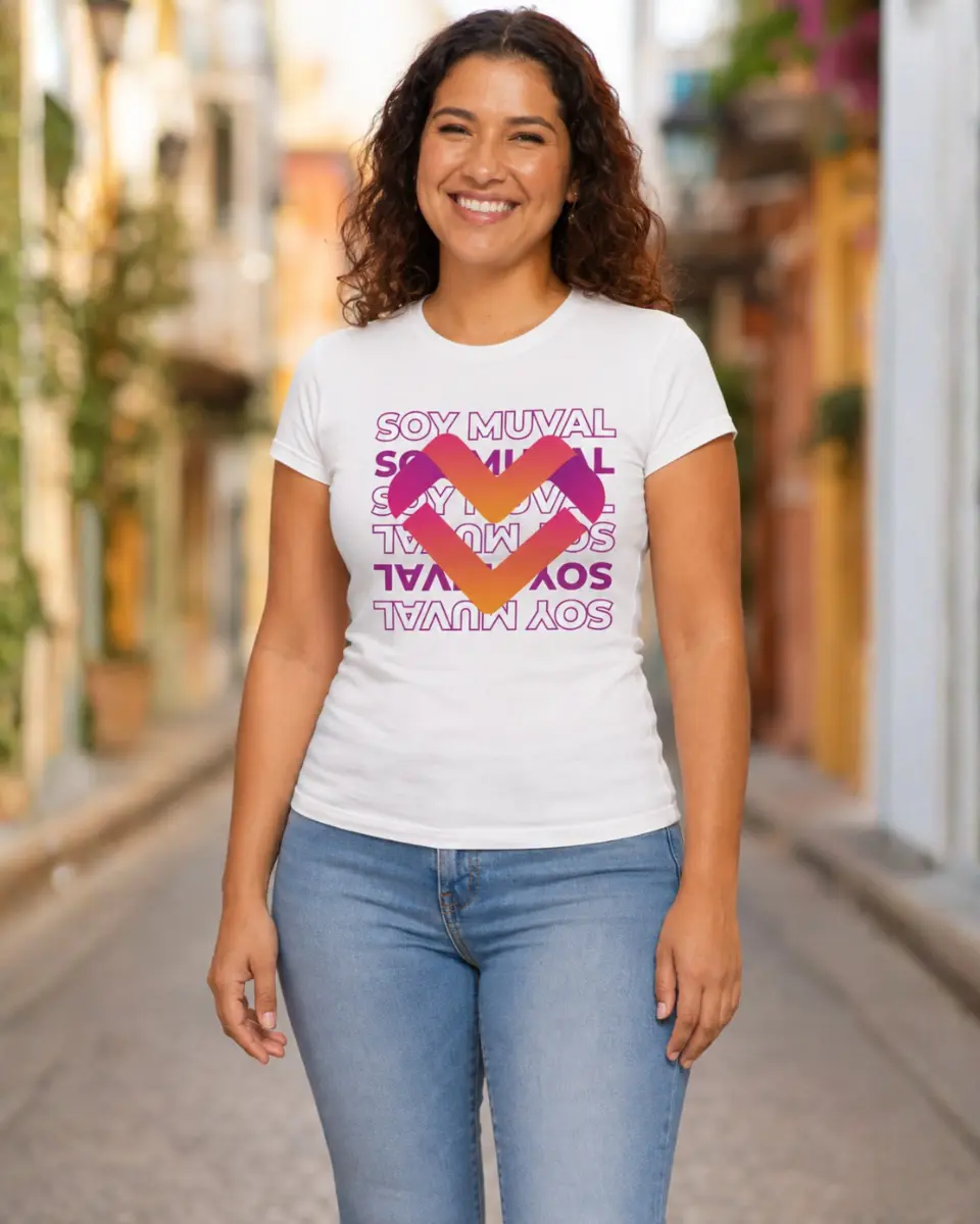 Mujer usando camiseta de la colección MUVAL