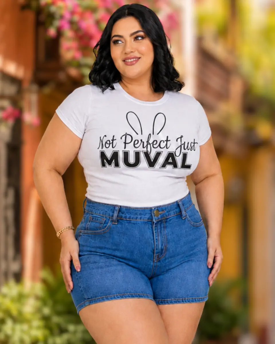 Mujer usando camiseta MUVAL