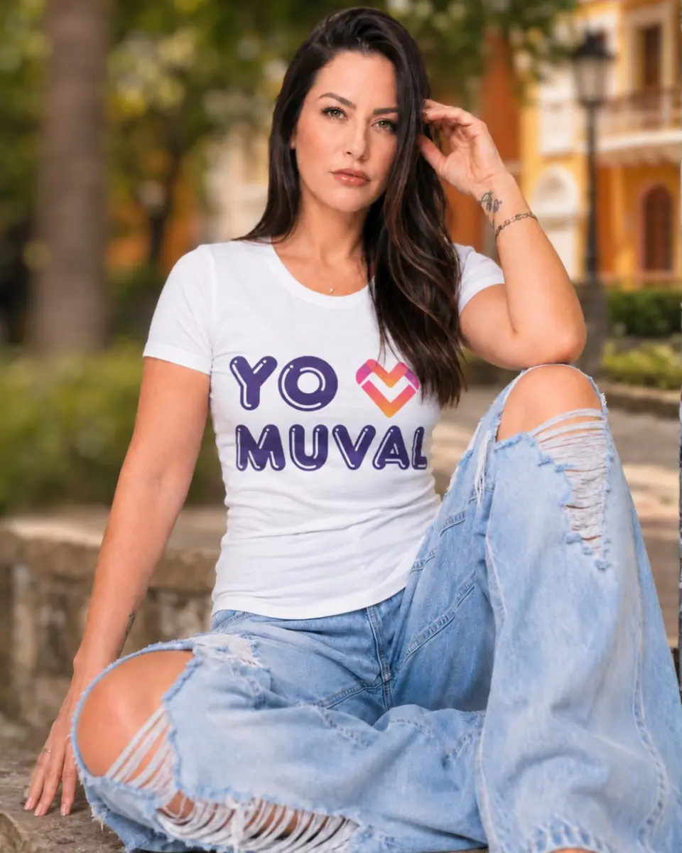 Mujer usando camiseta Yo amo MUVAL