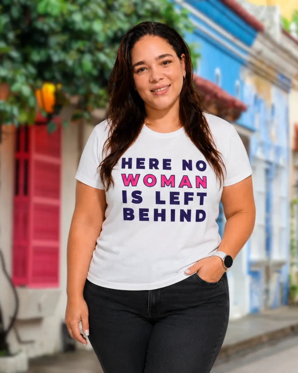 Mujer usando camiseta MUVAL