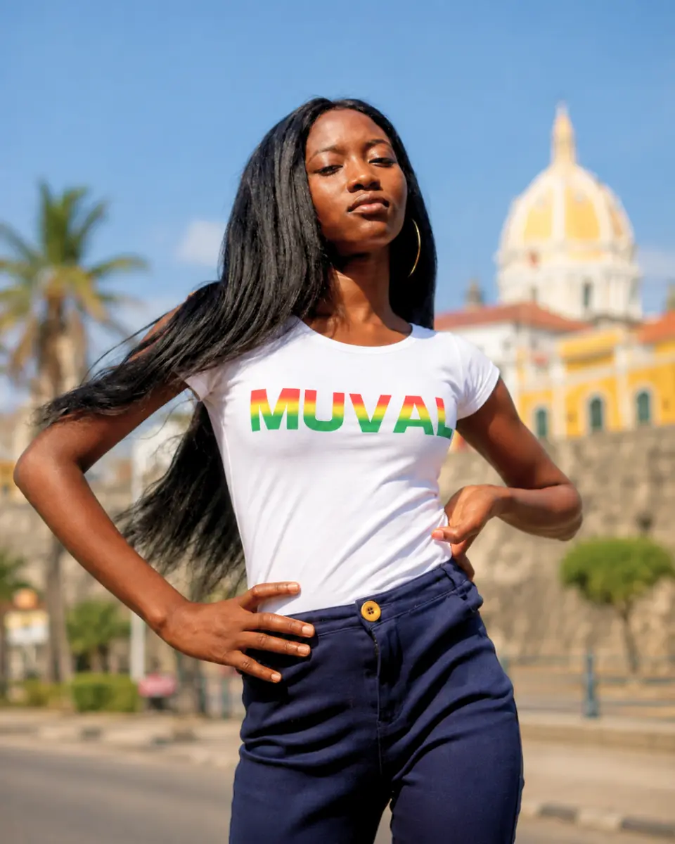 Mujer usando camiseta MUVAL frente a Cartagena