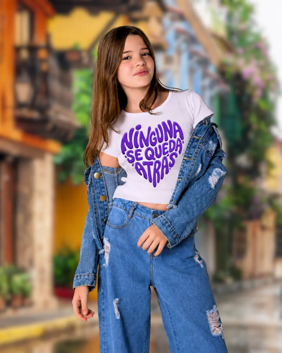 Mujer usando camiseta con mensaje de MUVAL